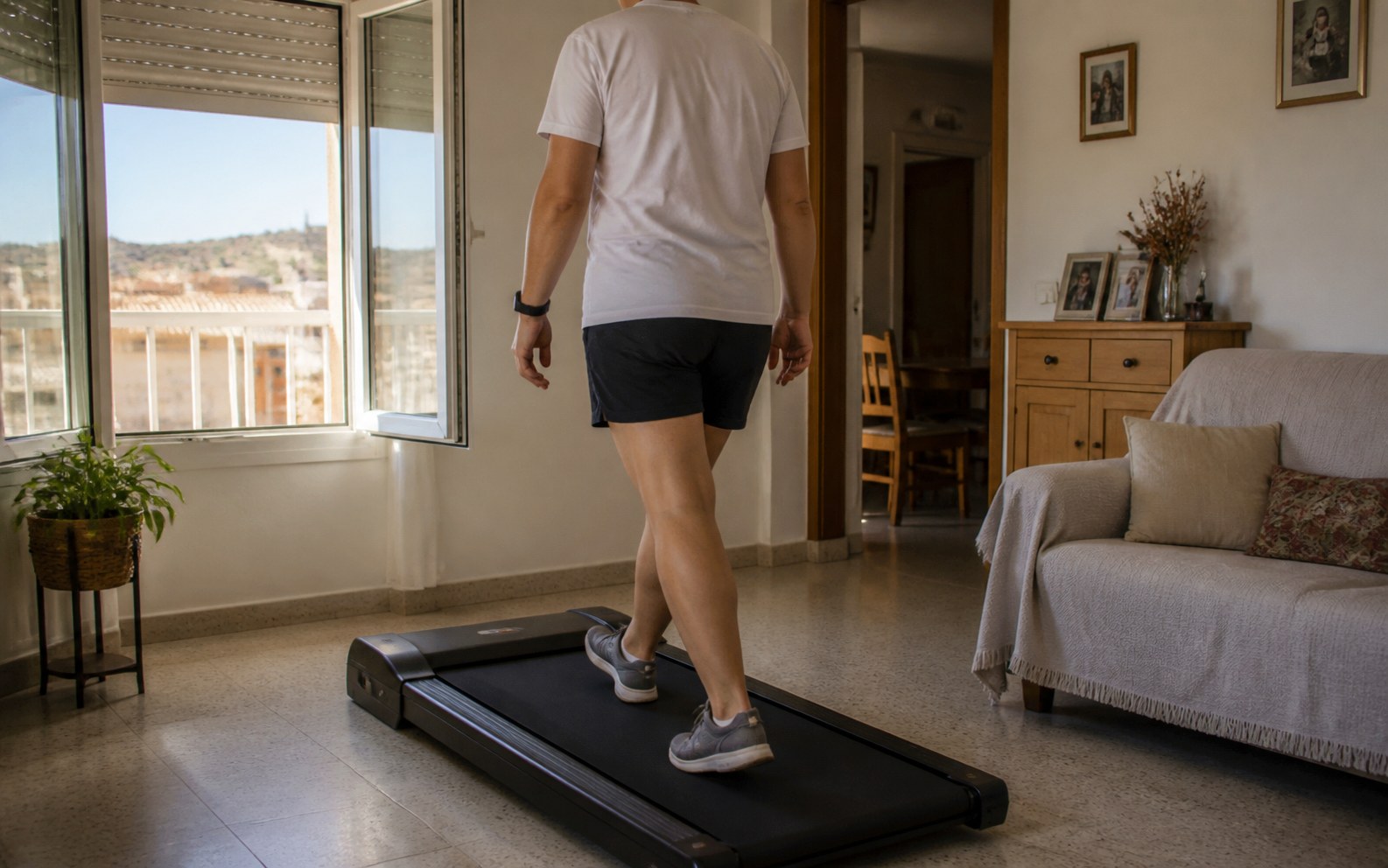 Una persona mantiene una caminata suave en casa durante un d&iacute;a caluroso